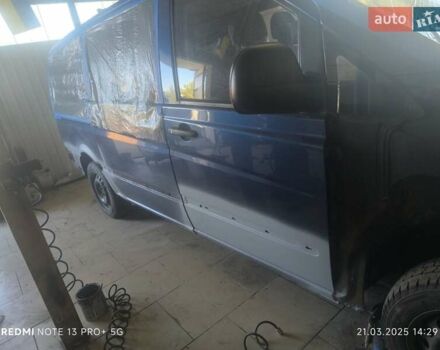 Черный Мерседес Вито, объемом двигателя 2.15 л и пробегом 470 тыс. км за 6750 $, фото 5 на Automoto.ua