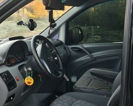 Черный Мерседес Вито, объемом двигателя 2.2 л и пробегом 396 тыс. км за 6700 $, фото 4 на Automoto.ua