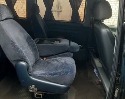 Черный Мерседес Вито, объемом двигателя 2.15 л и пробегом 420 тыс. км за 8500 $, фото 6 на Automoto.ua