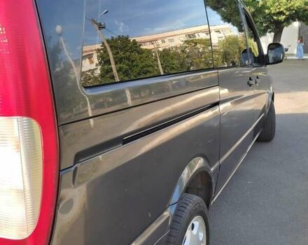 Черный Мерседес Вито, объемом двигателя 2.15 л и пробегом 375 тыс. км за 7500 $, фото 2 на Automoto.ua