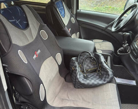 Черный Мерседес Вито, объемом двигателя 2.2 л и пробегом 260 тыс. км за 6400 $, фото 4 на Automoto.ua