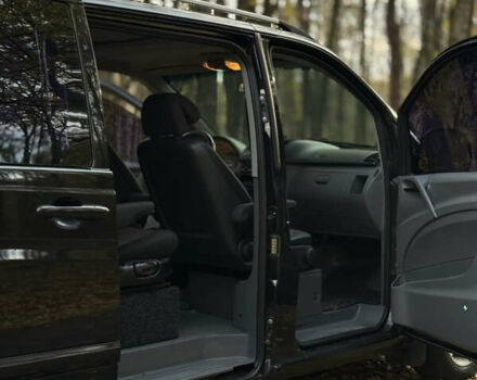 Черный Мерседес Вито, объемом двигателя 2.15 л и пробегом 330 тыс. км за 11600 $, фото 13 на Automoto.ua