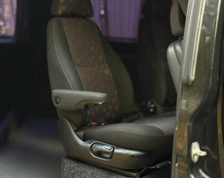 Черный Мерседес Вито, объемом двигателя 2.15 л и пробегом 330 тыс. км за 12000 $, фото 15 на Automoto.ua