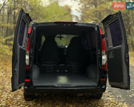 Черный Мерседес Вито, объемом двигателя 2.15 л и пробегом 330 тыс. км за 12000 $, фото 7 на Automoto.ua