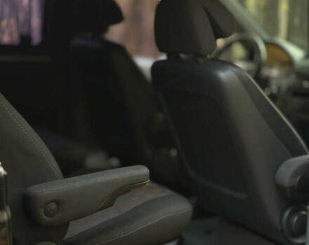 Черный Мерседес Вито, объемом двигателя 2.15 л и пробегом 330 тыс. км за 11600 $, фото 12 на Automoto.ua