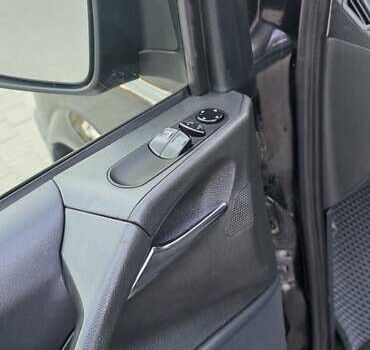 Черный Мерседес Вито, объемом двигателя 2.14 л и пробегом 348 тыс. км за 18000 $, фото 2 на Automoto.ua