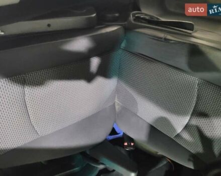 Черный Мерседес Вито, объемом двигателя 2.14 л и пробегом 296 тыс. км за 17000 $, фото 4 на Automoto.ua