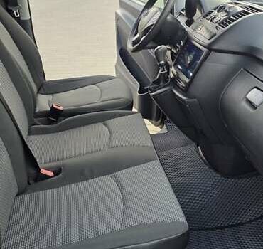 Черный Мерседес Вито, объемом двигателя 2.14 л и пробегом 348 тыс. км за 18000 $, фото 17 на Automoto.ua