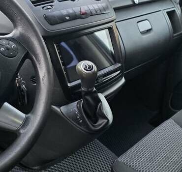 Черный Мерседес Вито, объемом двигателя 2.14 л и пробегом 348 тыс. км за 18000 $, фото 7 на Automoto.ua