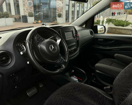 Черный Мерседес Вито, объемом двигателя 2.14 л и пробегом 283 тыс. км за 28500 $, фото 3 на Automoto.ua