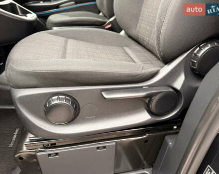 Черный Мерседес Вито, объемом двигателя 2.2 л и пробегом 250 тыс. км за 28000 $, фото 14 на Automoto.ua