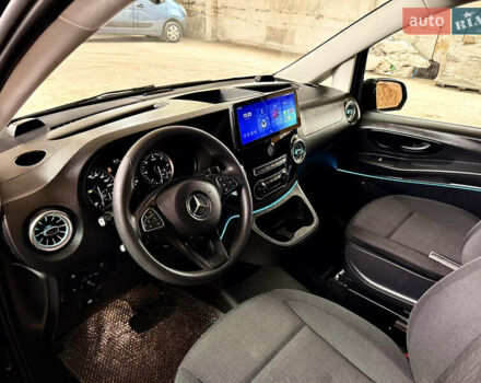 Черный Мерседес Вито, объемом двигателя 2.2 л и пробегом 250 тыс. км за 28000 $, фото 5 на Automoto.ua