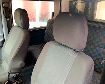 Черный Мерседес Вито, объемом двигателя 2.1 л и пробегом 330 тыс. км за 5000 $, фото 4 на Automoto.ua