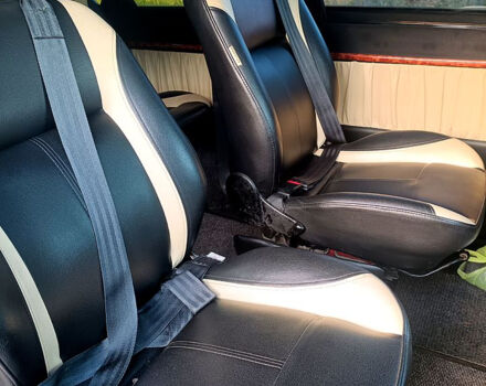 Черный Мерседес Вито, объемом двигателя 2.1 л и пробегом 373 тыс. км за 8300 $, фото 8 на Automoto.ua