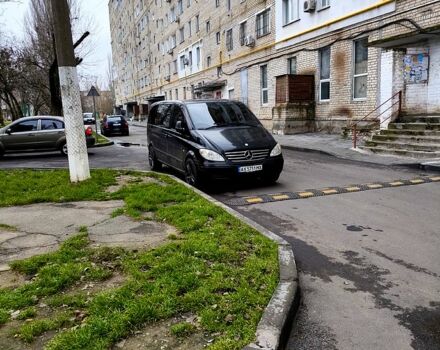 Черный Мерседес Вито, объемом двигателя 3 л и пробегом 300 тыс. км за 12000 $, фото 1 на Automoto.ua