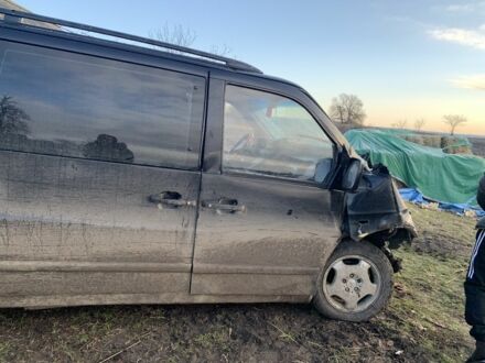 Черный Мерседес Вито, объемом двигателя 2.2 л и пробегом 563 тыс. км за 1600 $, фото 1 на Automoto.ua