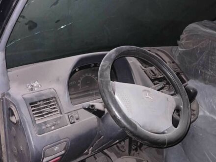 Черный Мерседес Вито, объемом двигателя 2.1 л и пробегом 300 тыс. км за 1500 $, фото 1 на Automoto.ua