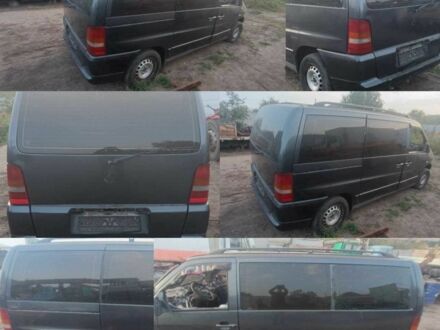 Черный Мерседес Вито, объемом двигателя 2.2 л и пробегом 300 тыс. км за 500 $, фото 1 на Automoto.ua