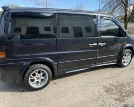 Черный Мерседес Вито, объемом двигателя 2.1 л и пробегом 311 тыс. км за 3000 $, фото 1 на Automoto.ua