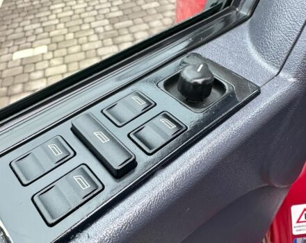 Красный Мерседес Вито, объемом двигателя 2.3 л и пробегом 400 тыс. км за 3650 $, фото 12 на Automoto.ua