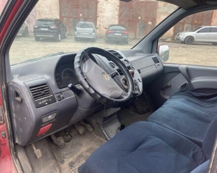 Красный Мерседес Вито, объемом двигателя 2.1 л и пробегом 314 тыс. км за 1700 $, фото 4 на Automoto.ua