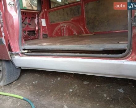 Мерседес Вито 1998 в Сумах на Automoto.ua Красный Мерседес Вито, объемом двигателя 2.3 л и пробегом 385 тыс. км за 3999 $, фото 5 на Automoto.ua