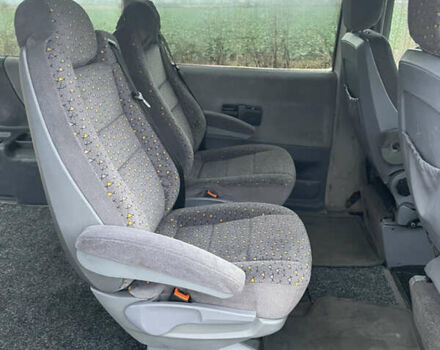 Красный Мерседес Вито, объемом двигателя 2.3 л и пробегом 999 тыс. км за 3000 $, фото 26 на Automoto.ua