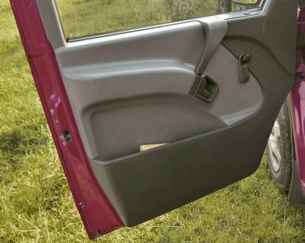 Красный Мерседес Вито, объемом двигателя 2.2 л и пробегом 340 тыс. км за 5000 $, фото 9 на Automoto.ua