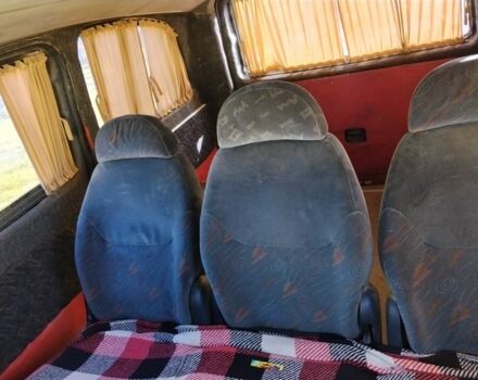 Красный Мерседес Вито, объемом двигателя 2.1 л и пробегом 420 тыс. км за 4200 $, фото 1 на Automoto.ua