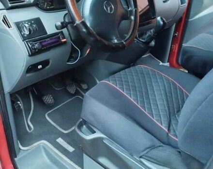 Красный Мерседес Вито, объемом двигателя 2.2 л и пробегом 402 тыс. км за 6800 $, фото 4 на Automoto.ua