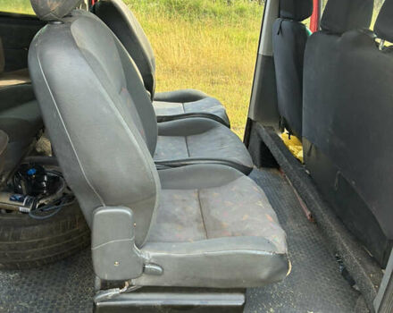 Красный Мерседес Вито, объемом двигателя 2.15 л и пробегом 345 тыс. км за 5199 $, фото 12 на Automoto.ua