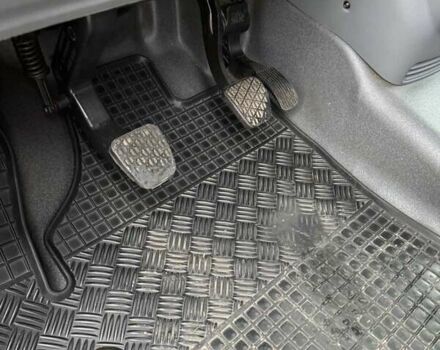 Красный Мерседес Вито, объемом двигателя 2.15 л и пробегом 260 тыс. км за 9500 $, фото 12 на Automoto.ua