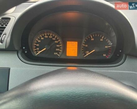 Красный Мерседес Вито, объемом двигателя 2.2 л и пробегом 333 тыс. км за 9700 $, фото 2 на Automoto.ua