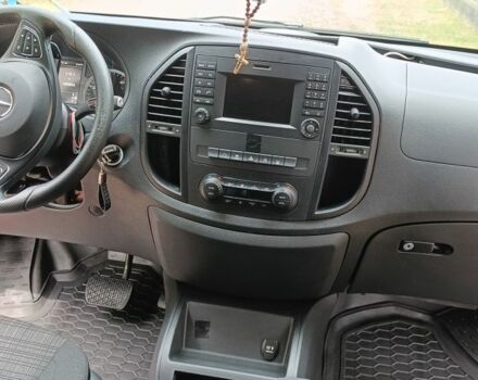 Красный Мерседес Вито, объемом двигателя 2.1 л и пробегом 185 тыс. км за 30000 $, фото 12 на Automoto.ua