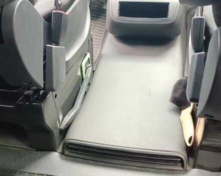 Красный Мерседес Вито, объемом двигателя 2.1 л и пробегом 185 тыс. км за 30000 $, фото 13 на Automoto.ua