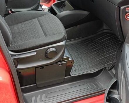 Красный Мерседес Вито, объемом двигателя 2.1 л и пробегом 185 тыс. км за 30000 $, фото 9 на Automoto.ua