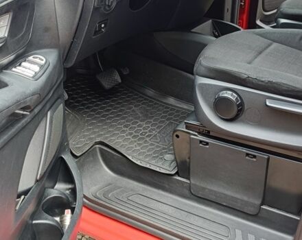 Красный Мерседес Вито, объемом двигателя 2.1 л и пробегом 185 тыс. км за 30000 $, фото 16 на Automoto.ua