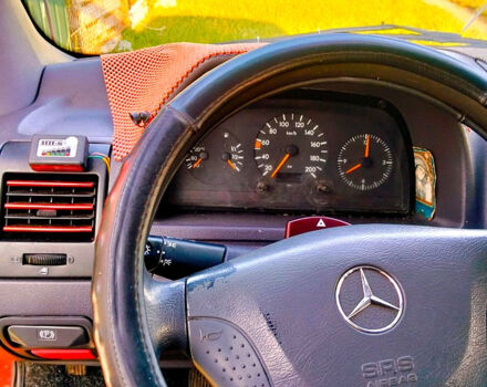 Красный Мерседес Вито, объемом двигателя 2.3 л и пробегом 350 тыс. км за 4320 $, фото 5 на Automoto.ua