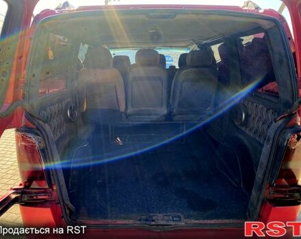 Красный Мерседес Вито, объемом двигателя 2.2 л и пробегом 313 тыс. км за 3000 $, фото 5 на Automoto.ua