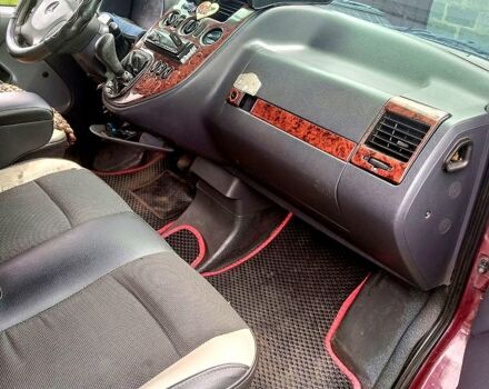 Красный Мерседес Вито, объемом двигателя 2.2 л и пробегом 200 тыс. км за 5200 $, фото 1 на Automoto.ua