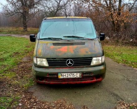 Красный Мерседес Вито, объемом двигателя 2.1 л и пробегом 412 тыс. км за 2950 $, фото 1 на Automoto.ua