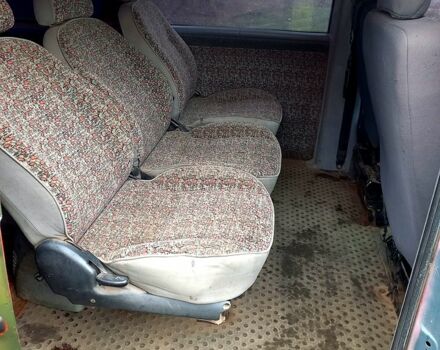 Красный Мерседес Вито, объемом двигателя 2.1 л и пробегом 412 тыс. км за 2950 $, фото 6 на Automoto.ua