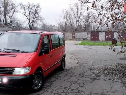 Красный Мерседес Вито, объемом двигателя 2.2 л и пробегом 267 тыс. км за 5300 $, фото 1 на Automoto.ua