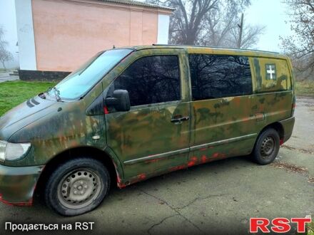 Красный Мерседес Вито, объемом двигателя 2.1 л и пробегом 412 тыс. км за 2950 $, фото 1 на Automoto.ua