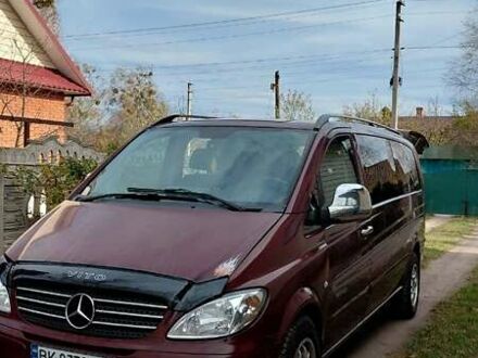 Красный Мерседес Вито, объемом двигателя 2.15 л и пробегом 350 тыс. км за 9200 $, фото 1 на Automoto.ua