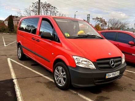Красный Мерседес Вито, объемом двигателя 2.1 л и пробегом 250 тыс. км за 11500 $, фото 1 на Automoto.ua