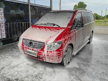 Красный Мерседес Вито пасс., объемом двигателя 2.2 л и пробегом 350 тыс. км за 3000 $, фото 1 на Automoto.ua