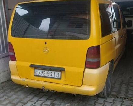 Желтый Мерседес Вито, объемом двигателя 2.2 л и пробегом 300 тыс. км за 3000 $, фото 3 на Automoto.ua