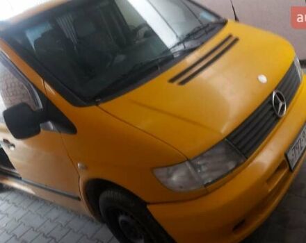 Желтый Мерседес Вито, объемом двигателя 2.2 л и пробегом 300 тыс. км за 3000 $, фото 1 на Automoto.ua