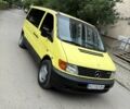 Желтый Мерседес Вито, объемом двигателя 2.2 л и пробегом 380 тыс. км за 2350 $, фото 1 на Automoto.ua